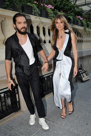 Heidi Klum sexy braless cleavage showing her boobs in a black and white dress seen by paparazzi.






















