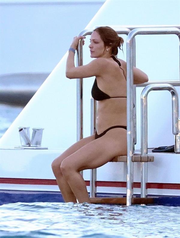 Katharine McPhee sexy bikini nip slip seen by paparazzi.




