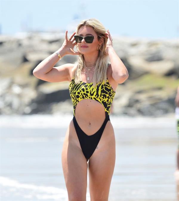 Tina Stinnes sexy swimsuit perfect body seen by paparazzi at the beach.



