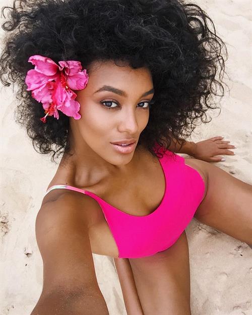 Raissa Santana Bikini Selfie Pictures Raissa Santana in a bikini taking a selfie