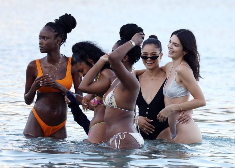 Kendall Jenner sexy ass in a thong bikini seen by paparazzi in the water at the beach.




























