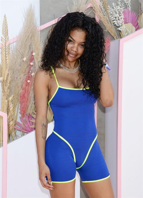 Teyana Taylor sexy in a tight outfit at the Resolve festival during Coachella showing her ass and cleavage.



