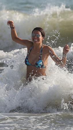 Elisabetta Gregoraci sexy thong bikini showing her sexy ass and cleavage at the beach seen by paparazzi.







