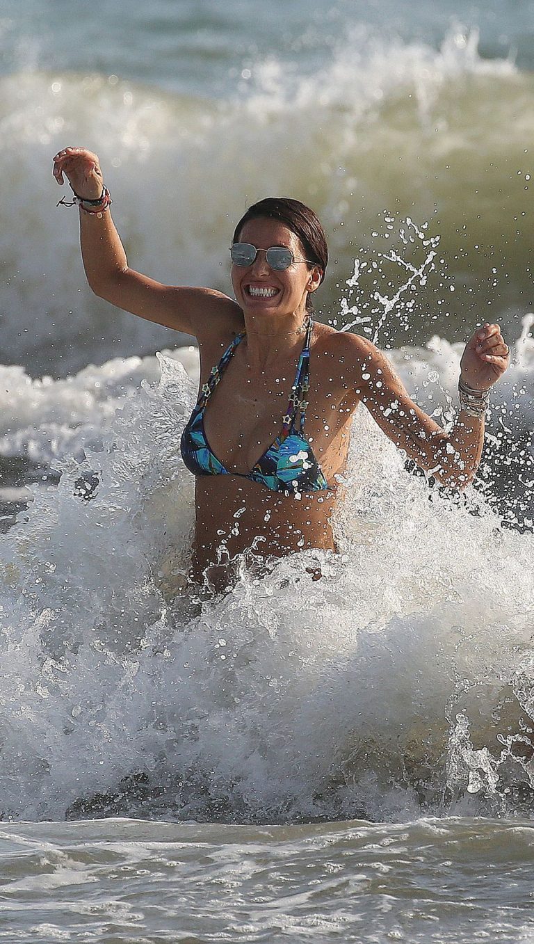Elisabetta Gregoraci sexy thong bikini showing her sexy ass and cleavage at the beach seen by paparazzi.







