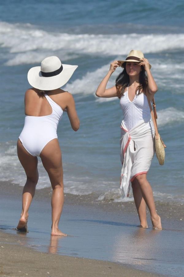 Eva Longoria sexy ass in a swimsuit at the beach seen by paparazzi.
















