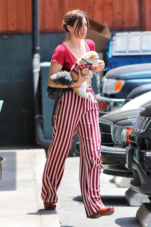 Scout Willis Pictures Scout Willis braless boobs in a small top seen by paparazzi.