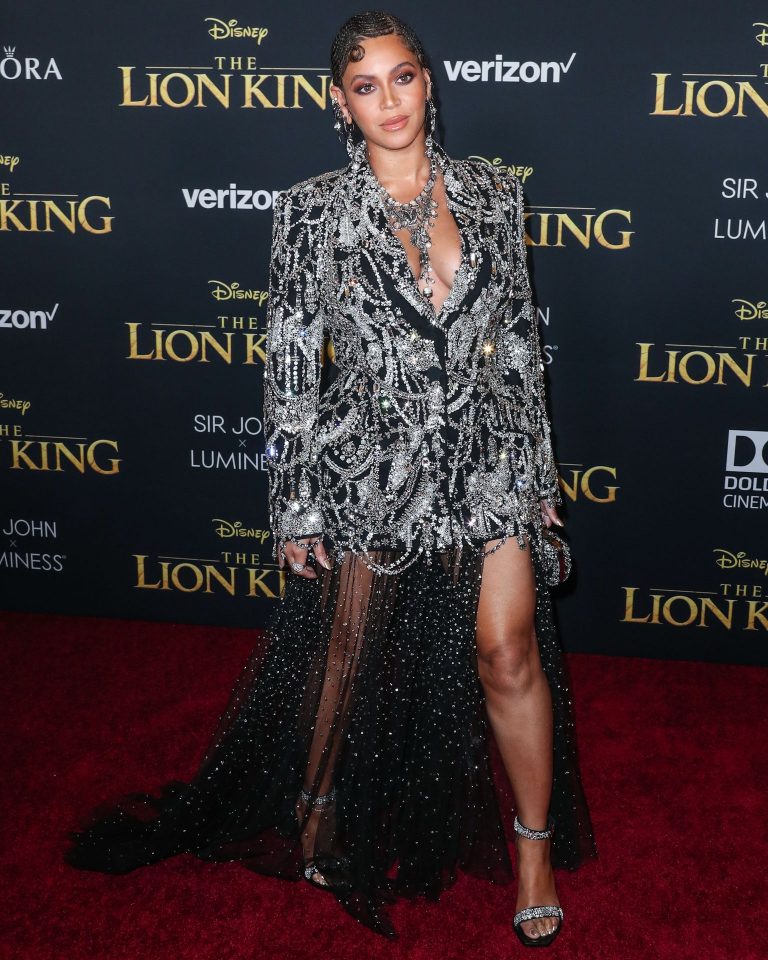Beyoncé Knowles Pictures Beyonce braless boobs and areola peek showing off nice cleavage on the red carpet for the premiere of The Lion King .