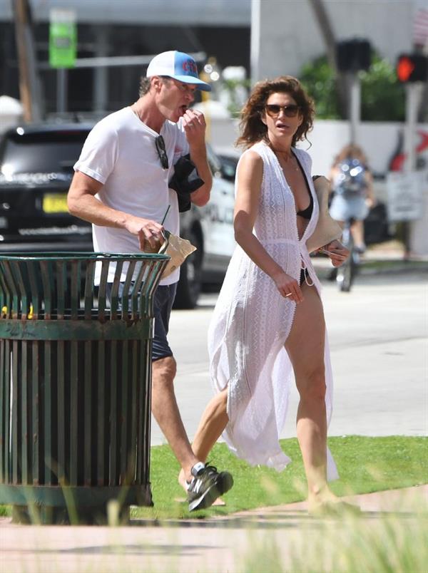 Supermodel Cindy Crawford in a sexy bikini showing nice cleavage seen by paparazzi.





















