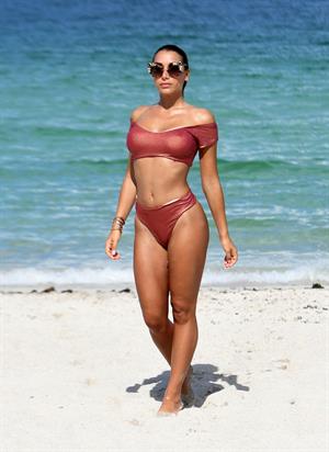 Elisa De Panicis sexy tits pokies and ass in a thong bikini seen by paparazzi.




