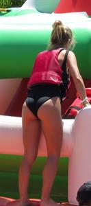 Elsa Pataky sexy ass and cleavage in a swimsuit seen by paparazzi with Chris Hemsworth.














