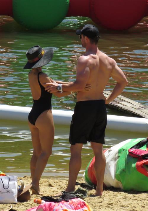 Elsa Pataky sexy ass and cleavage in a swimsuit seen by paparazzi with Chris Hemsworth.














