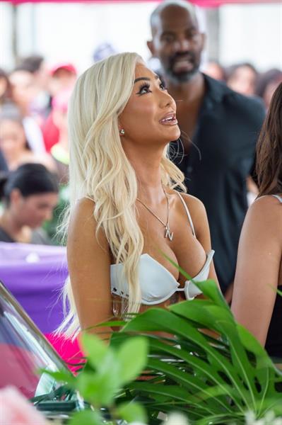 Nikita Dragun sexy ass and boobs on display for a meet and greet in Miami showing nice cleavage.






















