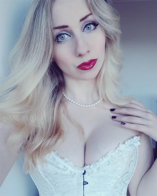 Nicole Willerton taking a selfie