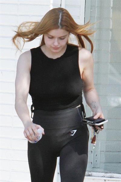 Ariel Winter braless boobs seen by paparazzi in a black top showing her tits pokies.




