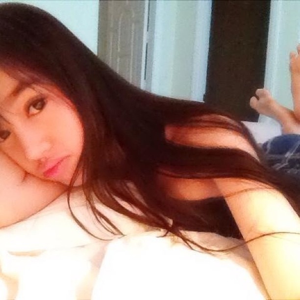 Elly Tran Ha Selfie Pictures Elly Tran Ha taking a selfie