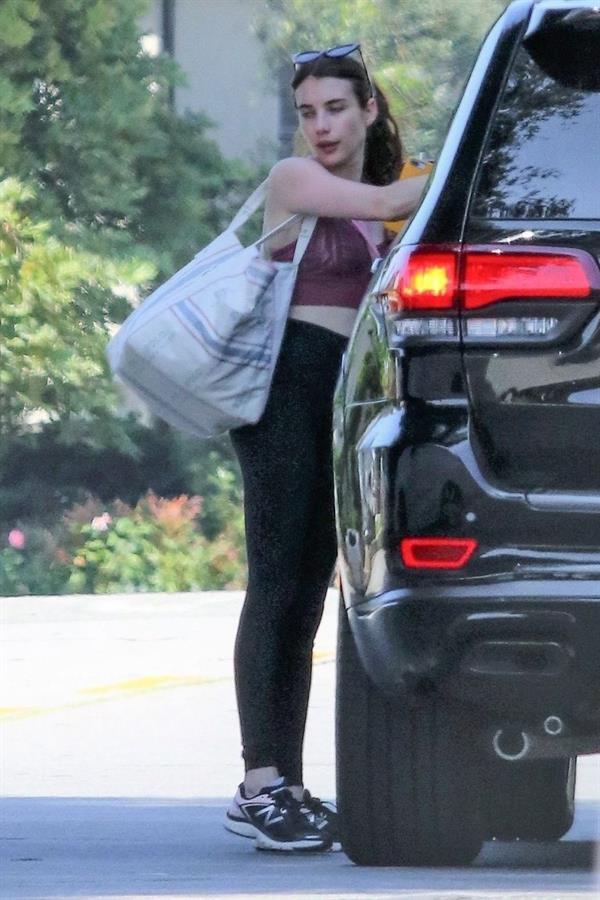 Emma Roberts sexy little ass and thigh gap in tight pants seen by paparazzi with Garrett Hedlund.



