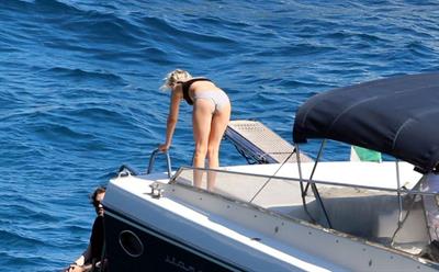 Kristen Stewart and Stella Maxwell sexy lesbians making out on a boat in bikinis seen by paparazzi.










