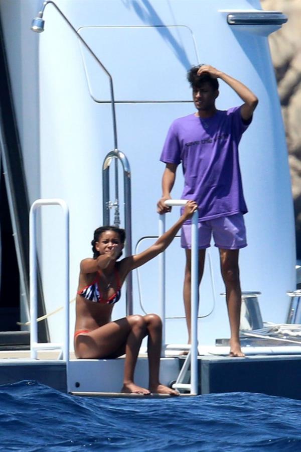 Willow Smith sexy ass in a bikini seen by paparazzi out on the water.






























