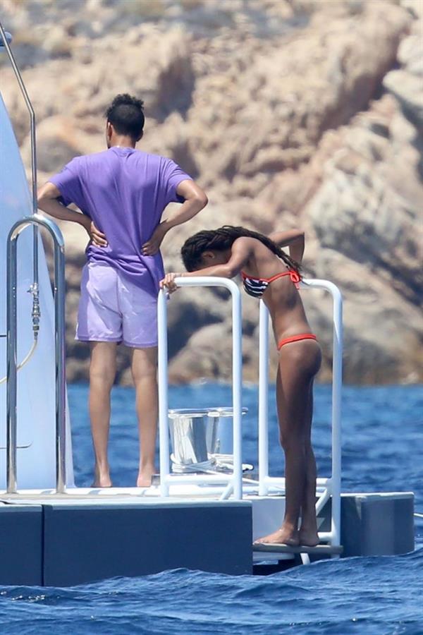 Willow Smith sexy ass in a bikini seen by paparazzi out on the water.






























