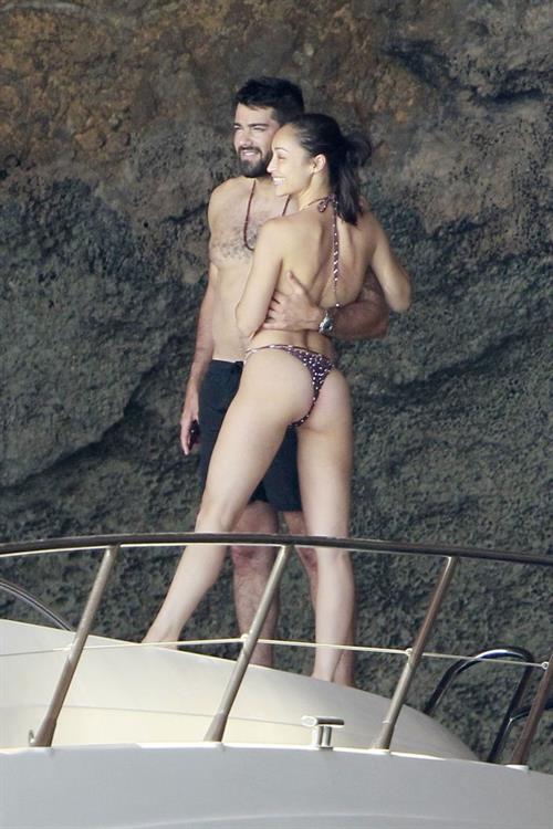 Cara Santana sexy ass in a thong bikini seen by paparazzi with Jesse Metcalfe.












































