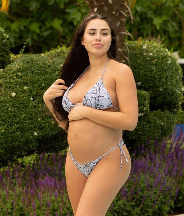 Marnie Simpson sexy pregnant photo shoot in a bikini showing nice cleavage.






