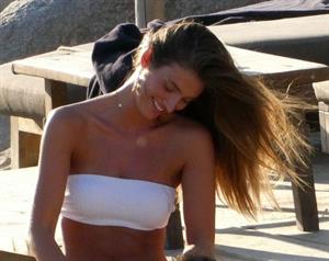 Lorena Rae sexy ass in a white bikini at the beach seen by paparazzi.












