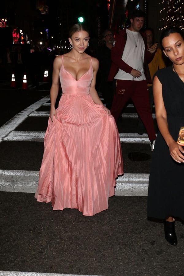 Sydney Sweeney big boobs showing nice cleavage in a sexy dress at the premiere of  Once Upon a Time in Hollywood  seen by paparazzi.













