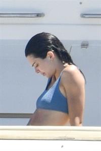 Kendall Jenner in a sexy bikini swimsuit on a yacht with Kourtney Kardashian seen by paparazzi.








































