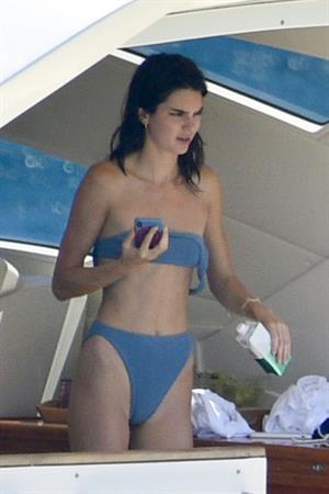 Kendall Jenner in a sexy bikini swimsuit on a yacht with Kourtney Kardashian seen by paparazzi.








































