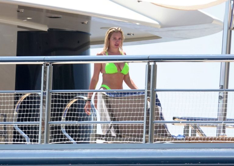 Stassie Karanikolaou sexy ass in a green thong bikini showing nice cleavage with her big boobs seen by paparazzi.








