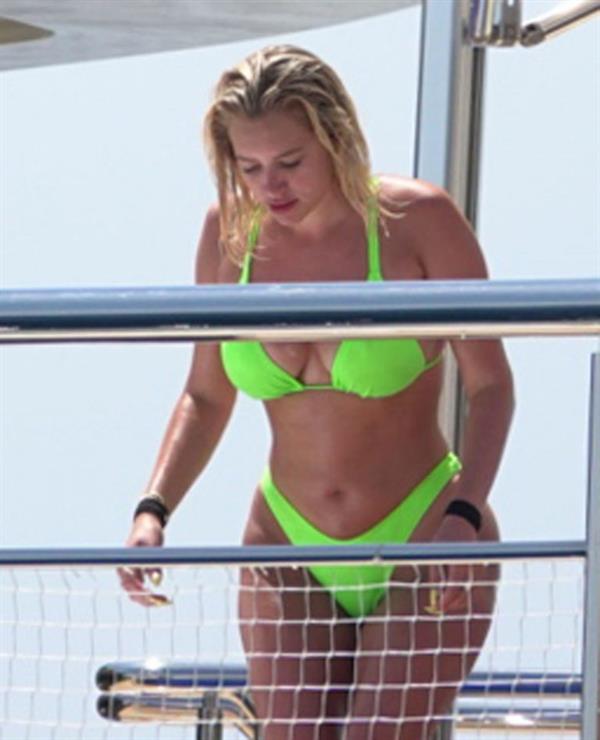 Stassie Karanikolaou sexy ass in a green thong bikini showing nice cleavage with her big boobs seen by paparazzi.








