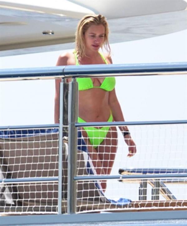 Stassie Karanikolaou sexy ass in a green thong bikini showing nice cleavage with her big boobs seen by paparazzi.








