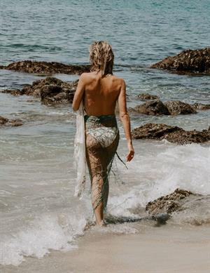 Kristin Cavallari topless seen by paparazzi at the beach covering her nude boobs with her arms.







