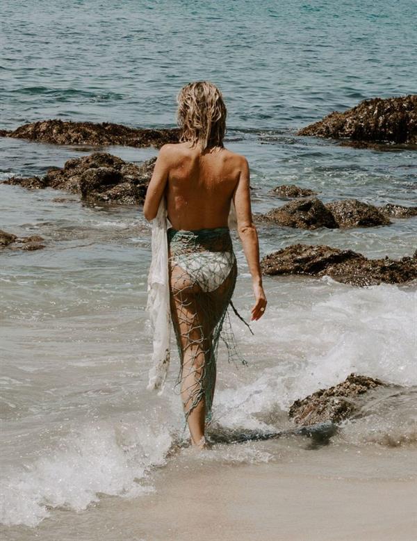 Kristin Cavallari topless seen by paparazzi at the beach covering her nude boobs with her arms.







