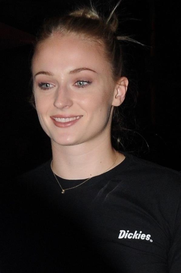 Sophie Turner braless boobs in a black shirt seen by paparazzi showing her tits and her pierced nipple.





