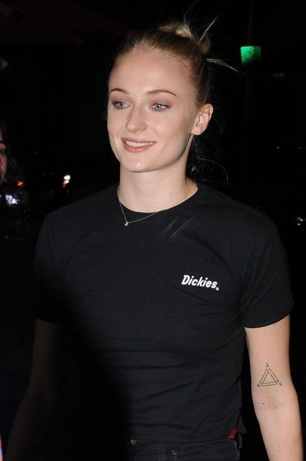 Sophie Turner braless boobs in a black shirt seen by paparazzi showing her tits and her pierced nipple.





