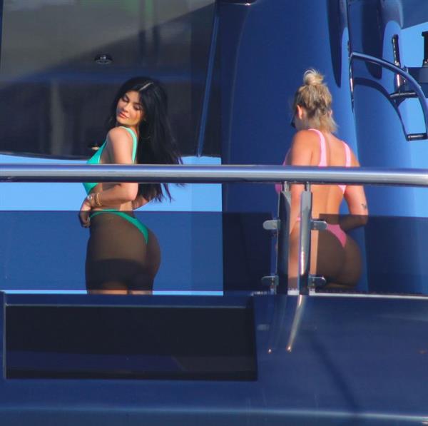 Kylie Jenner sexy ass in a swimsuit on her mega yacht seen by paparazzi.

