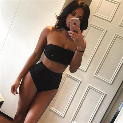 Kayleigh Morris taking a selfie