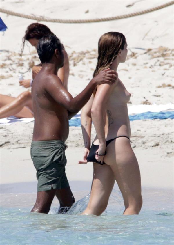 Serena Skov Campbell caught nude by paparazzi with her topless boobs exposed at the beach with her boyfriend Aziz Ansari.








