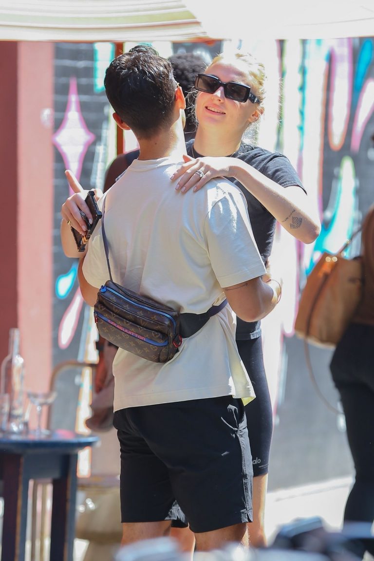 Sophie Turner braless tits seen kissing Joe Jonas by paparazzi.









