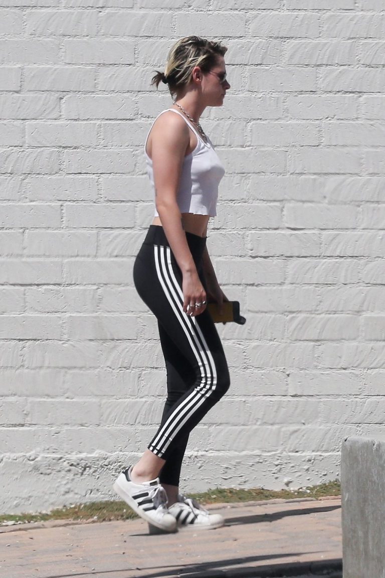 Kristen Stewart braless tits pokies seen by paparazzi in a white top  showing off her boobs. 9.23/10