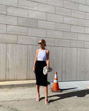 Rosie Huntington-Whiteley braless tits in a tight white top showing off her boobs.


