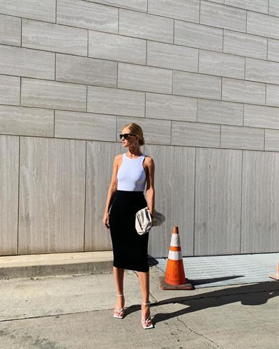 Rosie Huntington-Whiteley braless tits in a tight white top showing off her boobs.


