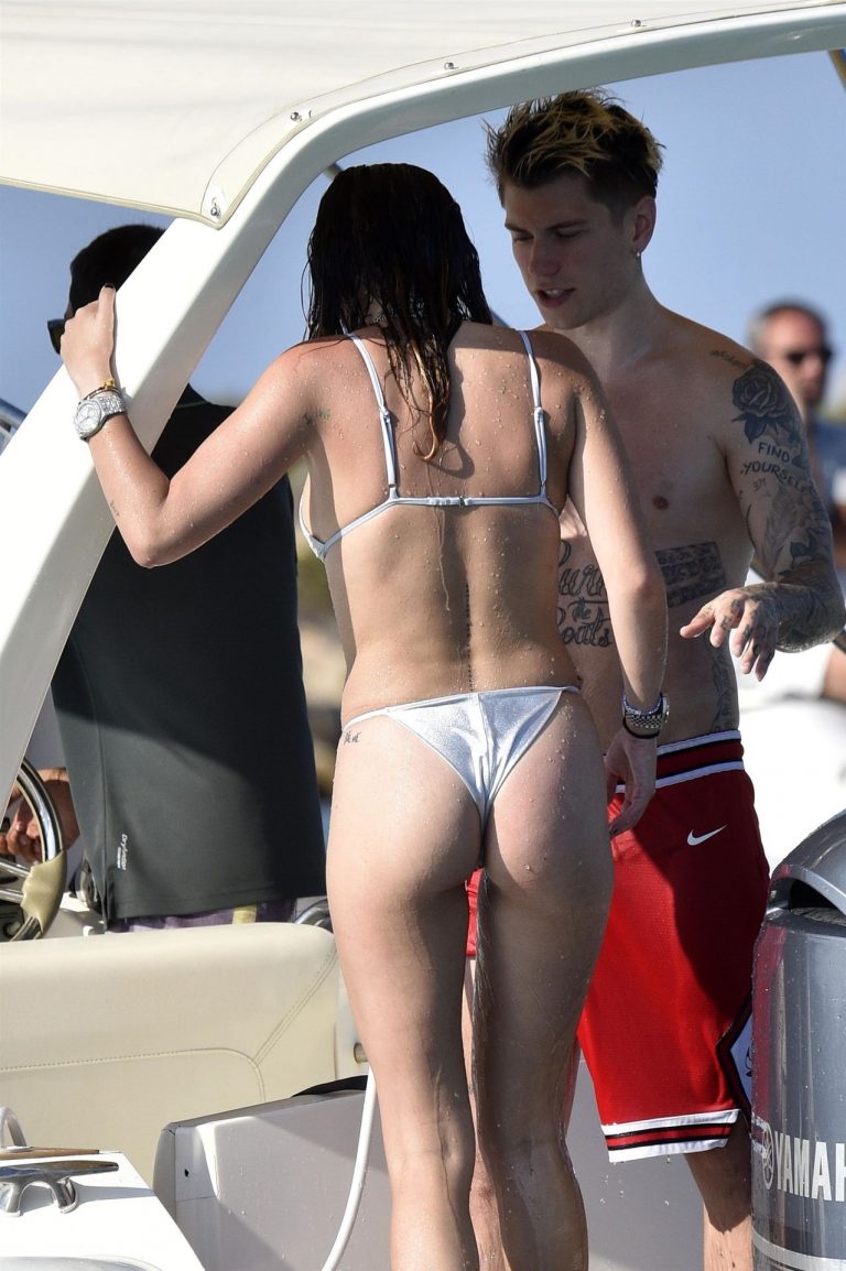 Bella Thorne sexy in a thong bikini drinking and smoking weed out on the water showing off her ass seen by paparazzi.



