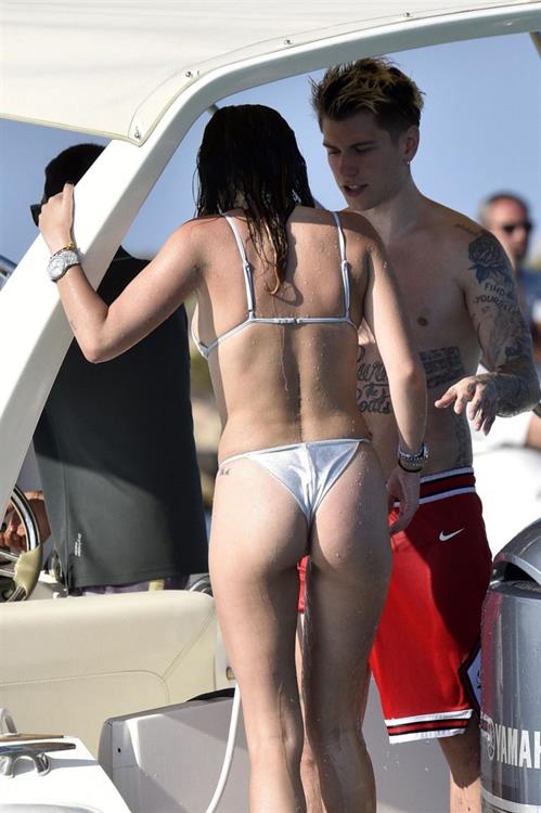 Bella Thorne sexy in a thong bikini drinking and smoking weed out on the water showing off her ass seen by paparazzi.



