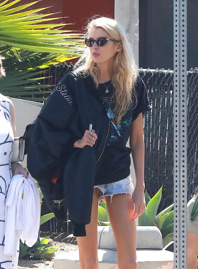 Stella Maxwell nude pussy flash wardrobe malfunction seen by paparazzi in jean shorts.











