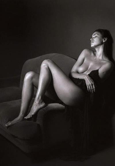Irina Shayk nude new photo shoot showing her topless boobs.























