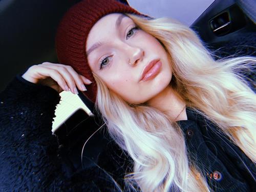 Skye Raae taking a selfie