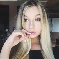 Skye Raae taking a selfie