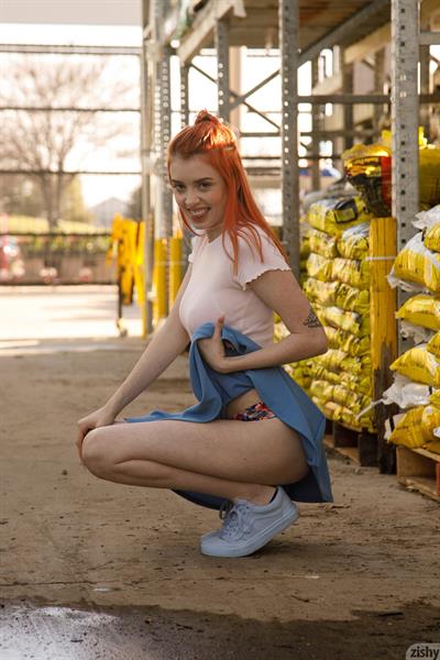 Wanda Ablee Flashing her Tits